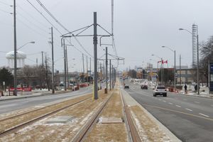 눈이 덮인 선로의 지상 구간, 비치마운트 로드 바로 서쪽