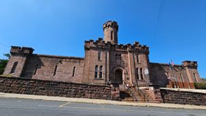 포츠빌의 교도소, 입구 근처에 몰리 맥과이어스 처형에 대한 주 역사적 표지가 보인다.