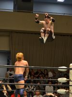 군지 아유무의 미사일 킥 (정면 점프식)