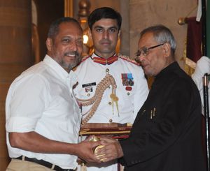 2013년 4월 20일 뉴델리의 라슈트라파티 바반에서 열린 수여식에서 파테카르에게 파드마 슈리 훈장을 수여하는 프라납 무케르지 대통령