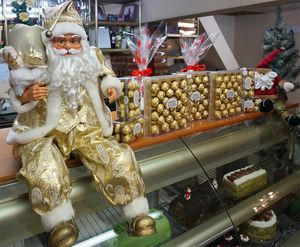 크리스마스 시즌에 판매되는 24개들이 페레로 로쉐 상자