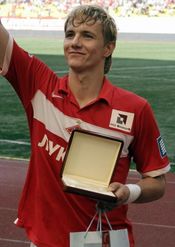 클럽으로부터 선물을 받는 파블류첸코