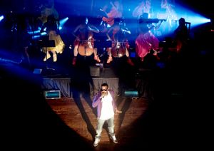 오케스트라와 함께 연주하는 웨스트