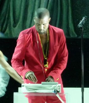 2011년 코첼라 밸리 뮤직 앤드 아츠 페스티벌에서 헤드라이너 공연을 펼치는 웨스트