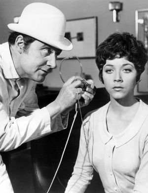 존 스티드 역의 패트릭 맥니 (왼쪽)와 타라 킹 역의 린다 손슨 (1968년 방영).