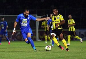 2017년 파르스 자누비 잠과의 경기에서 체슈미 (왼쪽)