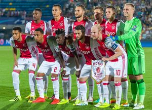 2016년 아약스에서 주장으로 활약하는 클라선 (오른쪽 아래)