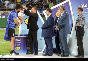 호세이니가 2021–22 이란 프로 리그 우승 메달을 받는 모습