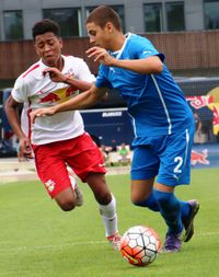 2017년 디나모 아카데미에서 활약하는 그바르디올(오른쪽).