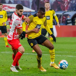 2021년 RB 라이프치히에서 유수파 무코코를 막고 있는 그바르디올(왼쪽)