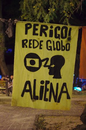 2014년 브라질 반정부 시위 동안 방송국을 비판하는 현수막