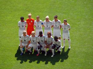 2012년 올림픽 토너먼트에서 첫 경기를 치르기 전의 영국 여자 축구 대표팀