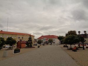 피우수드스키 광장은 도시에서 가장 오래된 지역 중 하나이다.