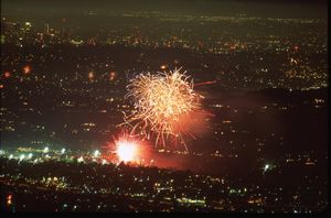 로즈볼 위 불꽃놀이 (7월 4일)