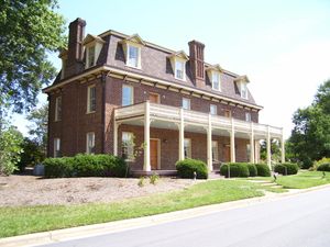 앨리슨 프랜시스 페이지가 지은 페이지-워커 호텔. 현재는 향토사 박물관이다.