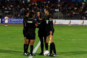 에콰도르 – 페루 경기 심판진: 라우라 포르투나토, 마리아나 데 알메이다, 마리나 키로가, 시를레이 코르네호.