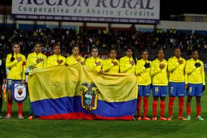 에콰도르와 페루의 경기 전 선발 11명.