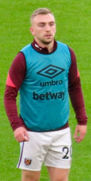 2021년 웨스트햄 유나이티드에서 몸을 풀고 있는 보언