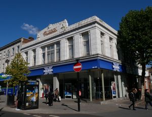 이스트햄 하이 스트리트에 위치한 버튼 상점