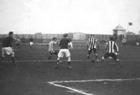 KR이 1912년 아이슬란드 축구 리그 첫 시즌에서 프람과 경기하는 모습