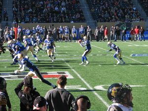 해밀턴 타이거-캐츠를 상대로 공격하는 위니펙 블루 보머스의 경기 사진