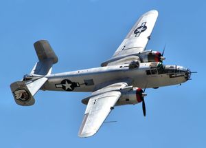 B-25 폭격기는 75mm포와 .50 구경 기관총으로 무장했다.