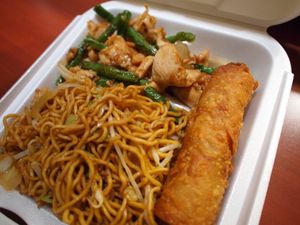 차오멘(볶음면)과 메인 요리 2종