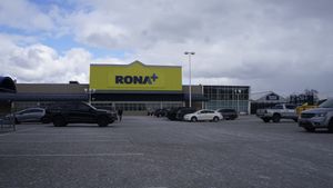 온타리오주 윈저에 위치한 이전 로우스 매장이 Rona+로 전환된 모습