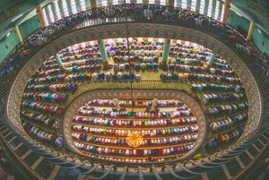 다카의 바이툴 무카람에서 금요 예배를 드리는 모습.