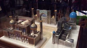 모형은 사마르칸트 시 중심에 위치한 레기스탄 광장의 모형으로, 뉴욕 시 유엔 본부에 있다.