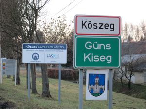 세 언어로 된 도시 경계 표지판