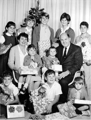 맥기버가 아내 루스, 자녀들과 1964년 크리스마스에 찍은 사진