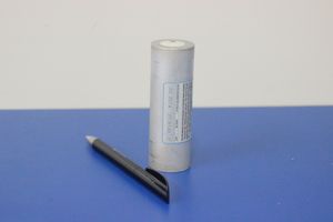 수중 위치 송신기; 볼펜으로 크기를 비교