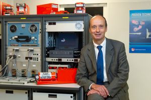 FDR과 사람(BEA 직원)의 크기 비교. 뒤는 분석 장치