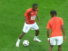 맨체스터 시티 이적이 공식화되기 며칠 전, 렌에서의 마지막 경기를 앞두고 몸을 풀고 있는 도쿠