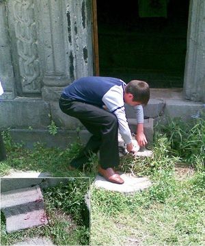 수도원 교회 입구에서 수탉을 바치는 마타흐(아르메니아 알라베르디, 2009)와 피 묻은 계단의 삽입 이미지