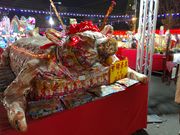 라면으로 만든 모형 돼지.