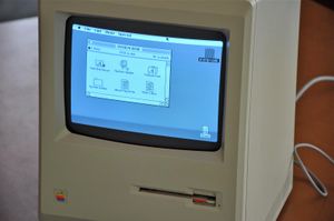 1984년의 Macintosh는 새로운 그래픽 사용자 인터페이스를 보급했다. 사용자는 추상적인 텍스트 명령어가 아닌, 실생활에 친숙한 아이템의 아이콘을 포함하는 비유적인 데스크톱을 사용하여 컴퓨터와 소통했다.