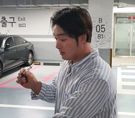 2018년에 고척스카이돔에서 사인하고 있는 모습