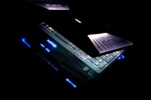 델 XPS 1370. 다양한 LED 불빛 효과를 낸다.