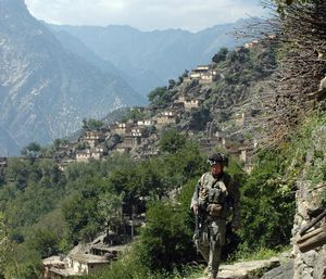 2006년 정찰 중 산비탈 마을 아라나스를 내려다보는 길을 따라 이동하는 미군
