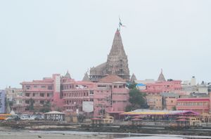 드와리카 자갓 만디르(Dwarkadhish Temple) (또는 드와르카디쉬 사원), 마을 입구에서 본 모습