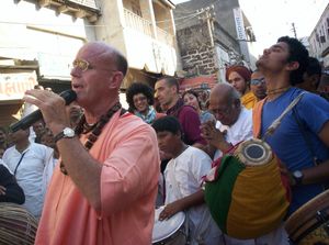 드와르카에서 인도인과 다른 사람들에게 하나님의 사랑을 전파하는 미국인 구루