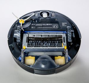 700 시리즈 모델의 뒤집힌 모습. 두 개의 구동 바퀴 사이에 청소 헤드가 위치한다.