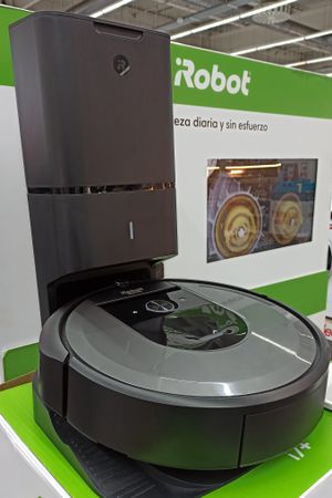 자동 먼지 비움 도크에 있는 iRobot Roomba i7+ 이미지