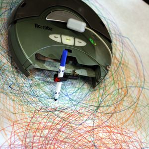 스피로그래프를 그리는 해킹된 룸바