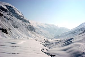 내륙 계곡은 겨울에 믿을 수 있는 눈 덮개를 가지고 있었다.