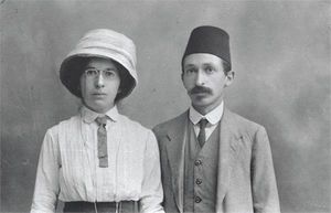 1913년 라헬 야나이트와 함께 있는 벤-츠비