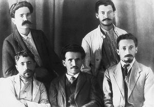 1910년 하아흐두트의 편집진. 오른쪽부터; 앉아있는 사람 - 이츠하크 벤즈비, 다비드 벤구리온, 요세프 하임 브레너; 서있는 사람 - A. 레우베니, 야아코브 제루바벨