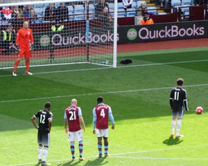 2016년 첼시 데뷔전에서 페널티킥을 하는 파투